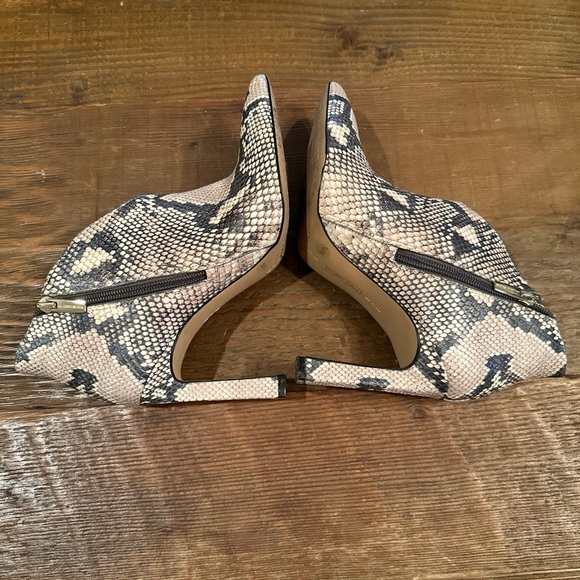 Vince Camuto Sestrinda Snake Print Pointed Toe Leather Heeled Ankle Booties Sz 7 - Picture 8 of 9